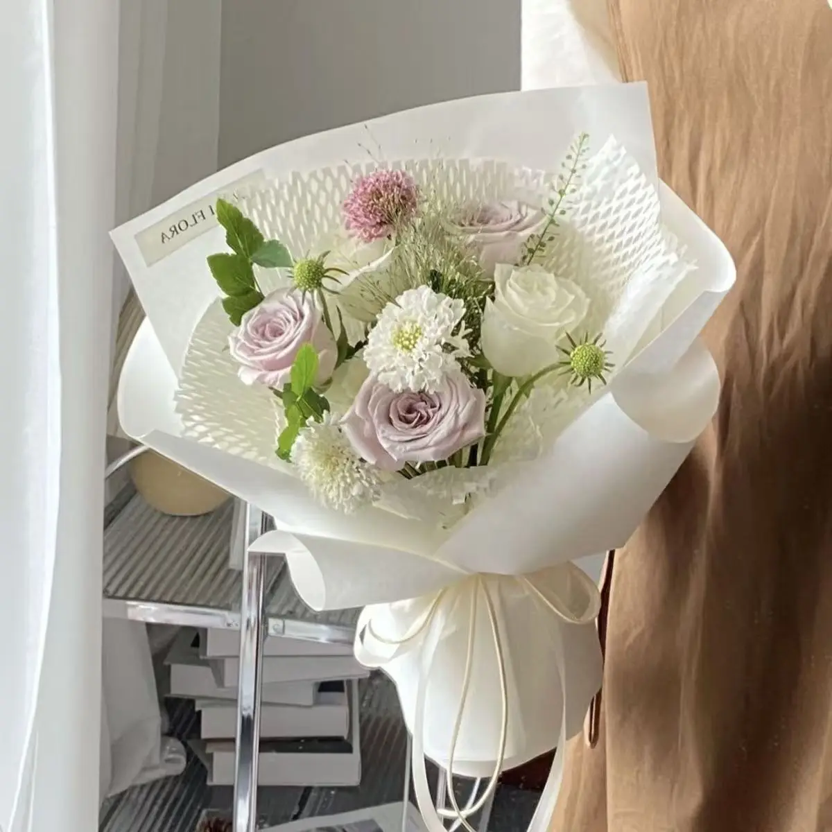 흰색 벌집 모양 포장지, 격자무늬 벌집 종이 롤, 꽃집에서 꽃다발 내부 쿠션 필러로 사용됨