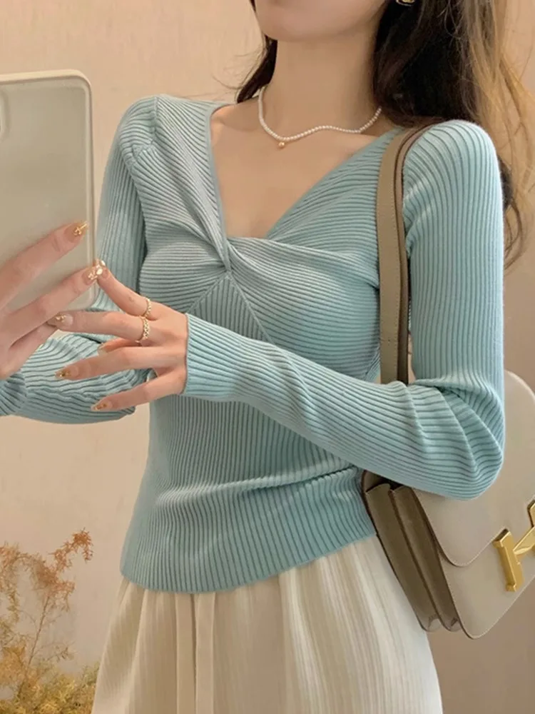 

French V-neck knitted bottoming shirt in autumn and winter design wearing a versatile slim sweater inside