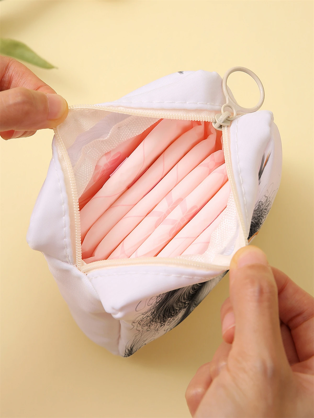 Cat and dog printed sanitary napkin storage bag, women's lightweight tissue bag, sanitary tissue bag