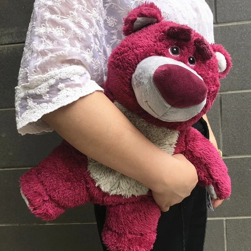 دمية الدب لوتسو الفراولة – ناعمة الملمس (إصدار ديز...