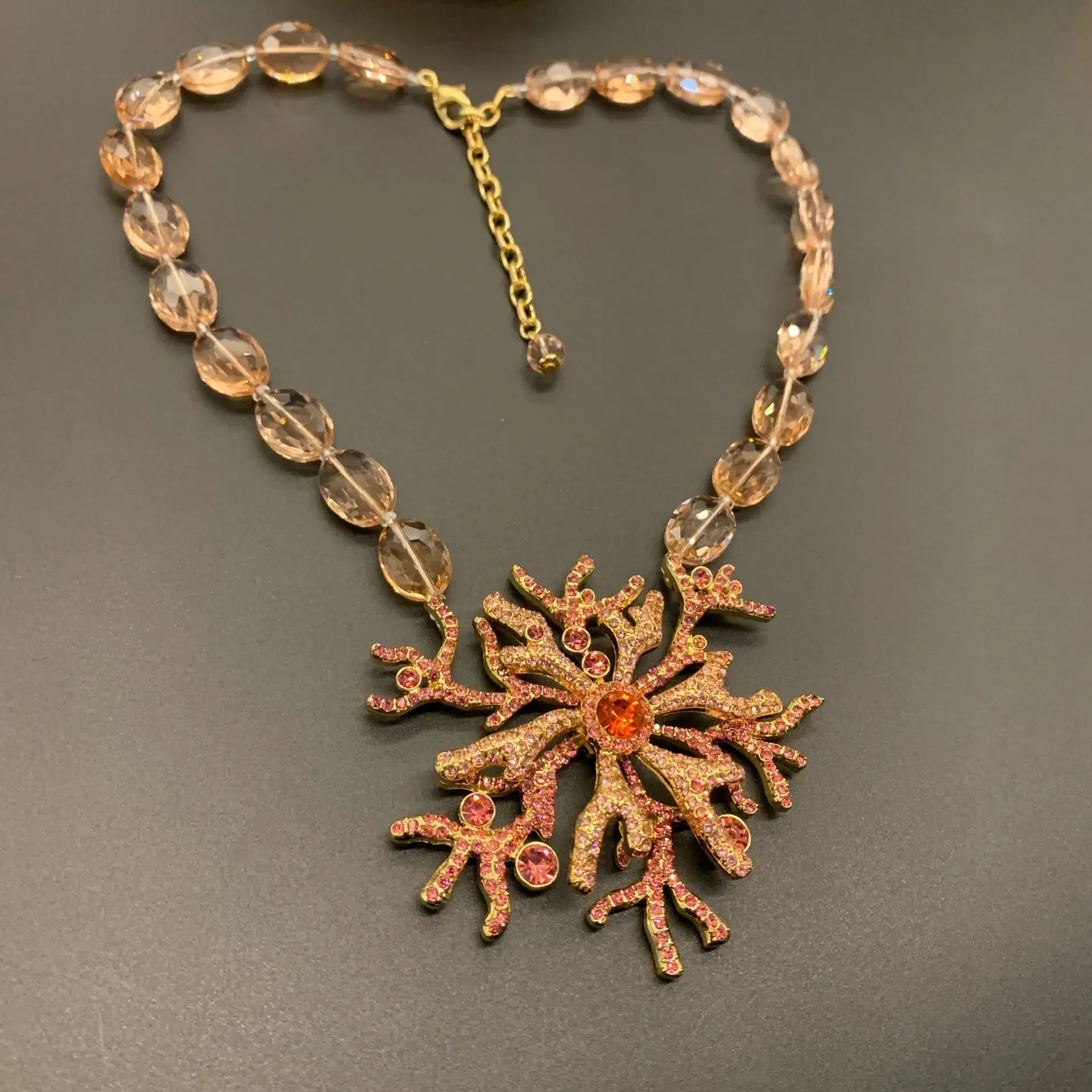 

Exquisite Inlay Technology European and American Coral Necklace