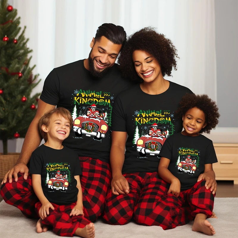 Camiseta navideña de Disney Mickey Minnie 2024 Conjuntos familiares a juego Regalo navideño Papá y mamá Niños Manga corta negra