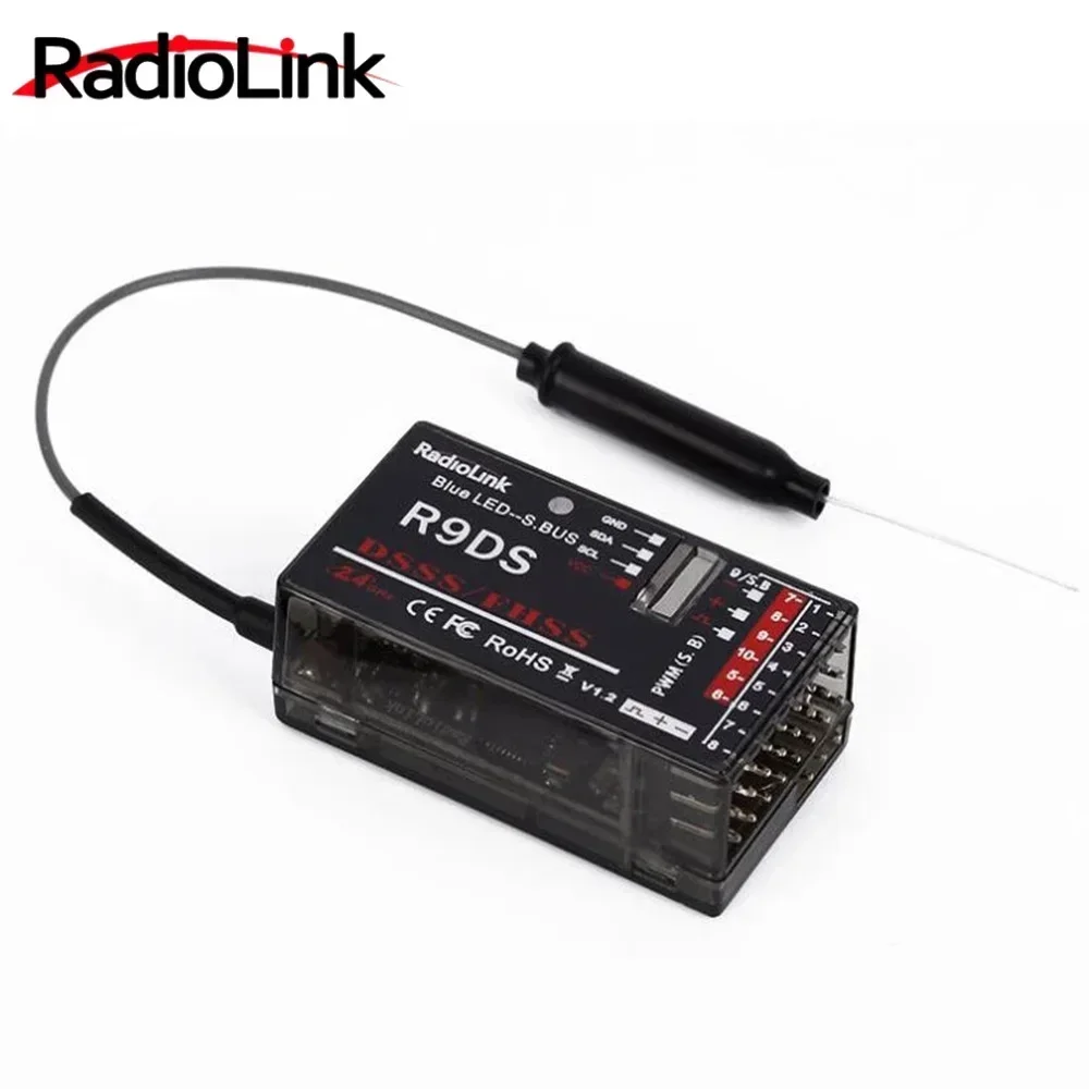 Récepteur RC R12DSE violet avec antenne dépliée, prêt pour installation dans un modèle réduit