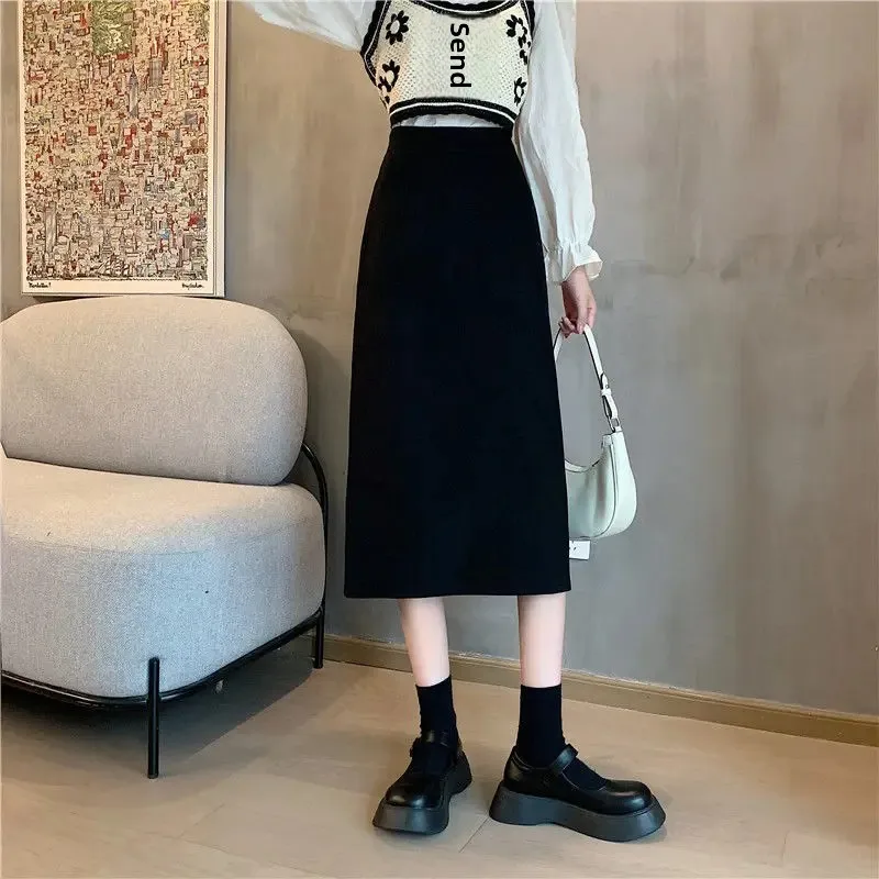 thumbnail image 1 of Falda ajustada negra de talle alto y adelgazante de talla grande para otoño de 2024, falda de corte A de longitud media para mujeres de talla grande, 1 of 5