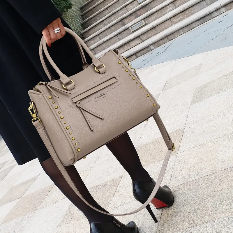 

New Trend High-end Feeling Fashionable Rivet Locomotive Bag Women's Bag Large Capacity, One Shoulder Portable Crossbody Bag