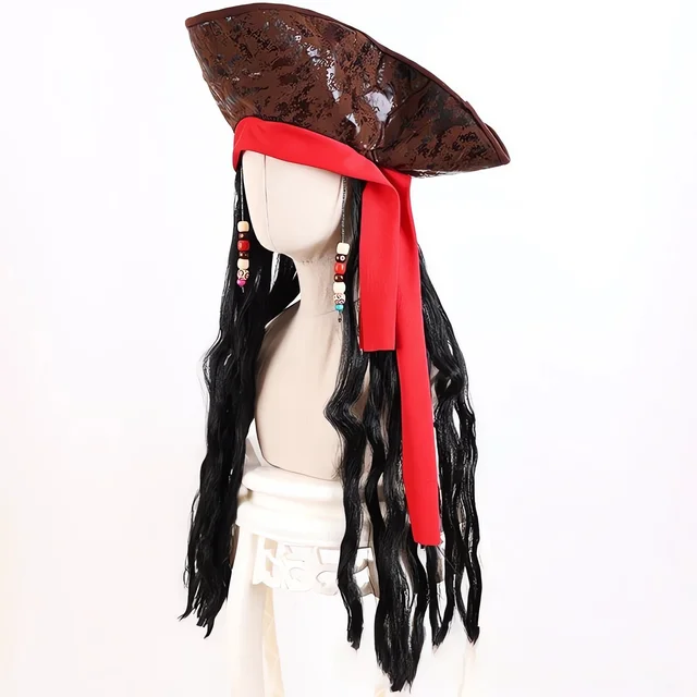 Perruque du légendaire capitaine Sparrow édition de luxe comprenant le chapeau du pirate avec un bandeau rouge inclus et ses célèbres pampilles, les cheveux longs ondulés et tresses, la perruque est posée sur la tête d'un mannequin en plastique, sur fond blanc.