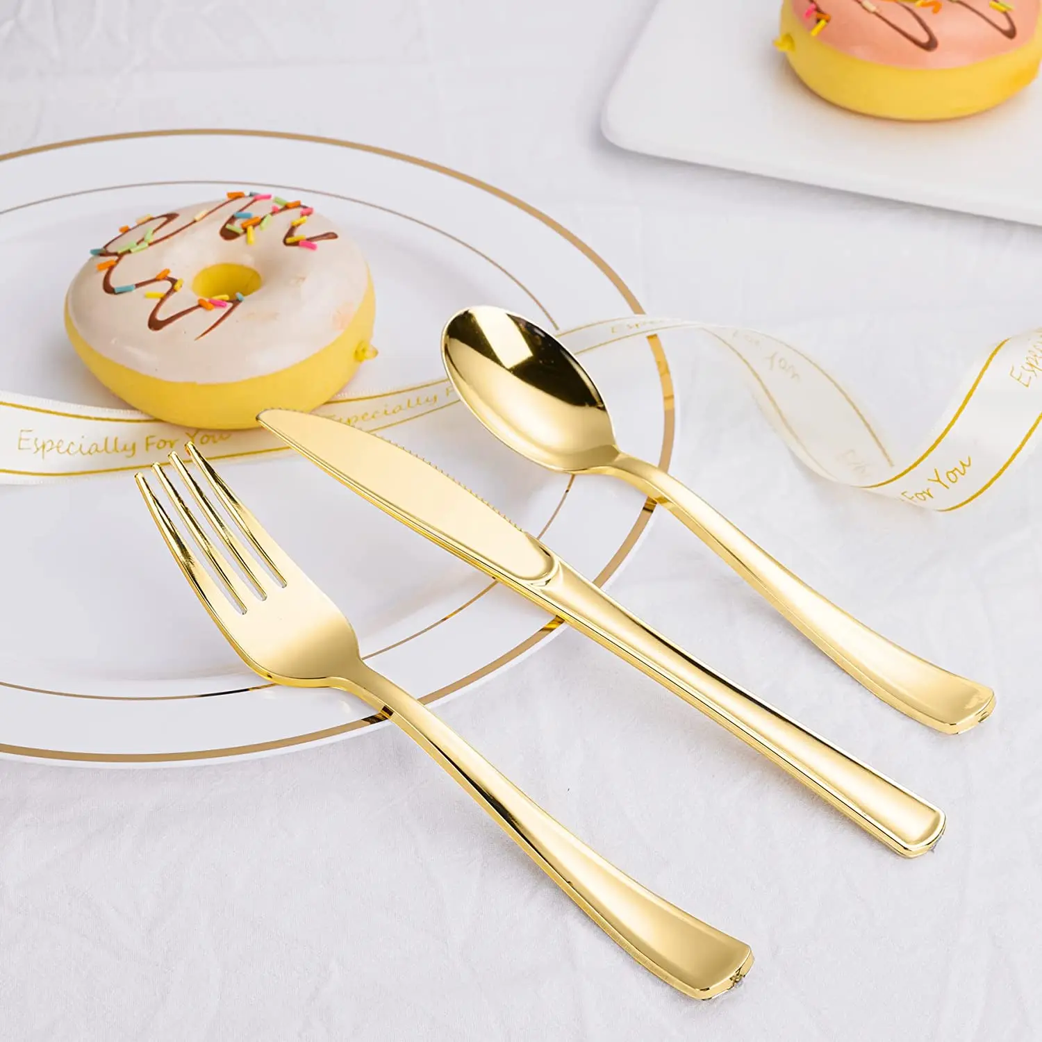 Gold Plastic Knives Disposable Cutlery, Heavy Duty Flatware, Plastic Silverware Set for Catering Events, Parties, Weddings