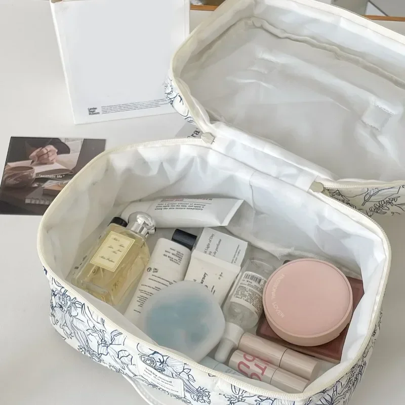 2024 Vintage Flower Quilting Women Makeup Bag Portable Zipper Cosmetic Travel Organizer Female Handbag Toiletry Pouch for Girls 6