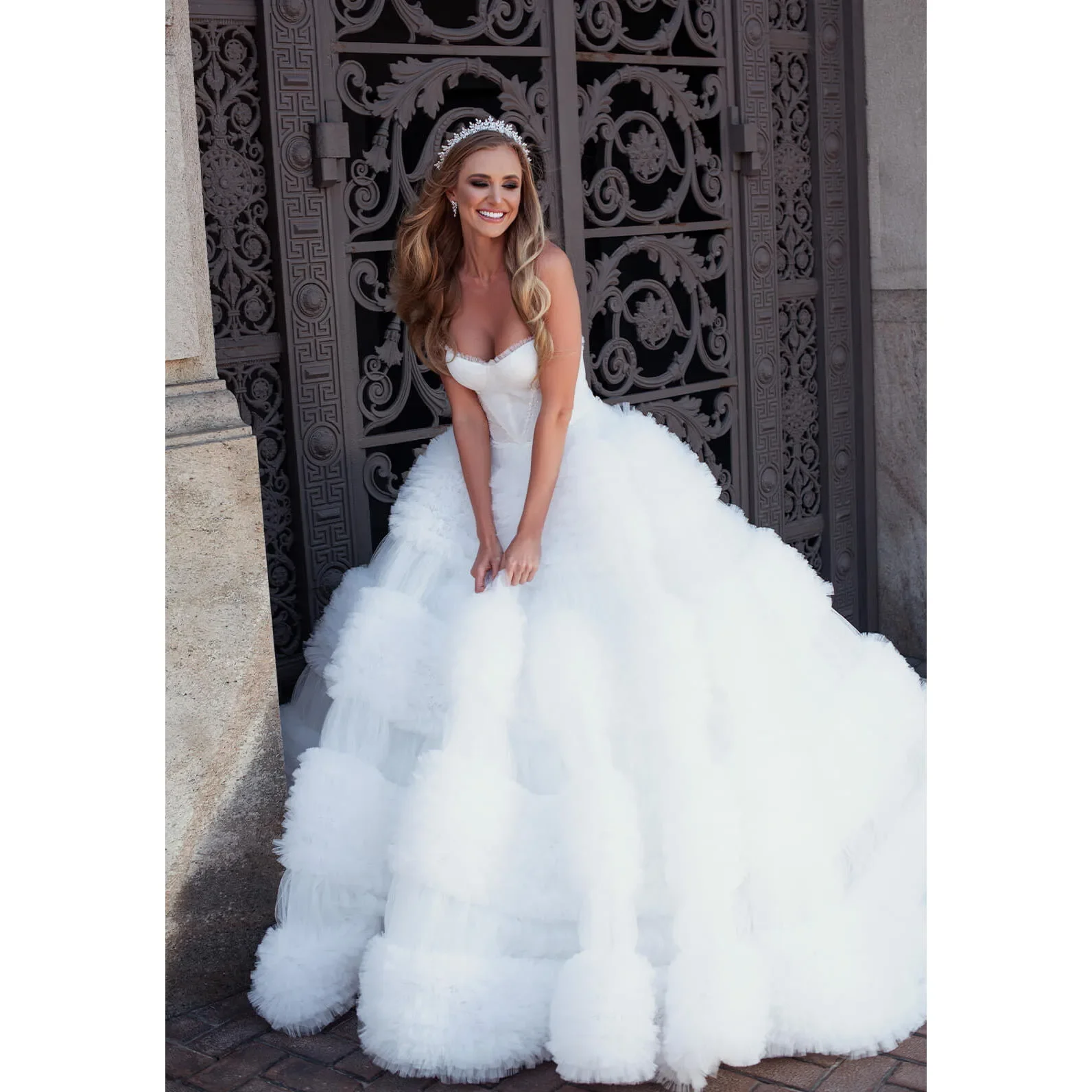 Exquisite Wedding Dresses Strapless Ruffles Puffy Tulle Bridal Ball Gown Sweep Train Women vestidos de novia Custom Made