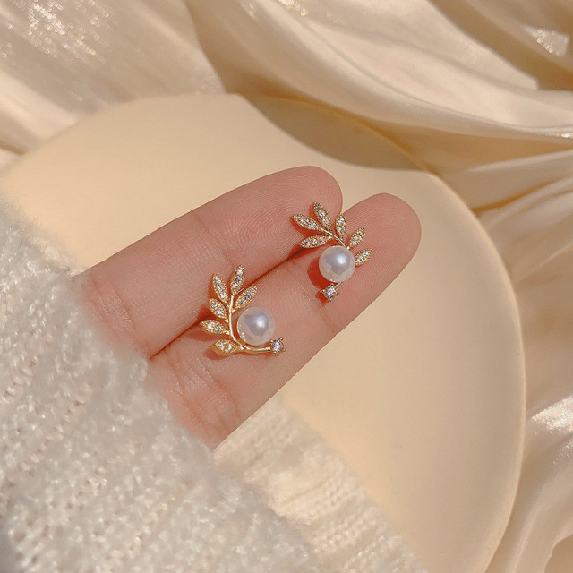Korean Light Luxury Imitation Pearl Flower Stud Earrings For Women Fashion Crystal Elegant Jewelry Party Gifts 2022