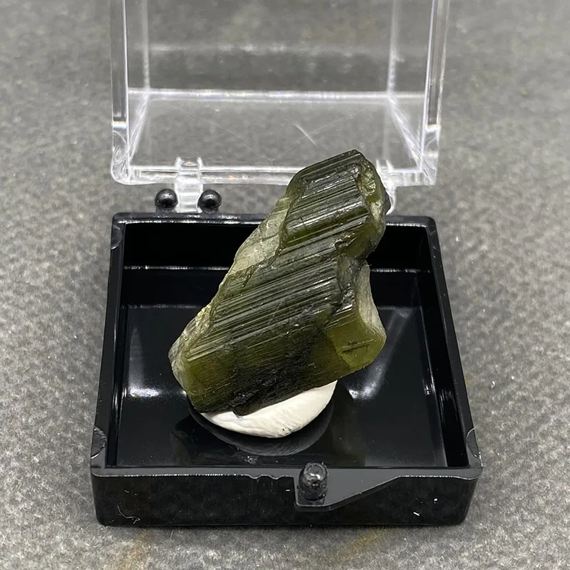 100%  Natural Green tourmaline Mineral Specimens Stones and Crystals Healing Crystal   +Box size:35*35*35 mm