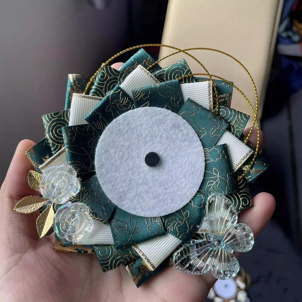 Neues Abzeichen, niedlicher Anhänger „Baji“, untere Unterstützung, rückenfreie Abzeichenunterstützung, 2D-Goozi-Display, Schmerztasche, DIY-Dekoration, 58–75 mm, anwendbar – Detail 8