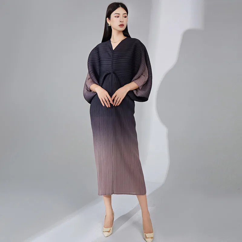 

Dress For Women's Weight 45-75kg 2023 Autumn New V-Neck Batwing Sleeves Fashion Gradient Colour Loose Stretch Miyake Pleated