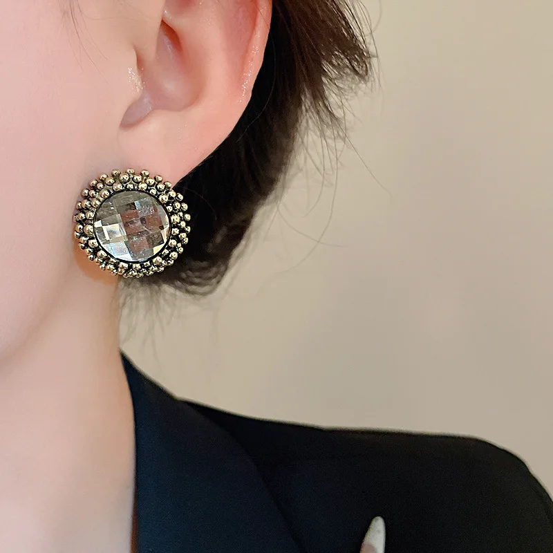 Earring Vintage Bronze Rhinestone Stud Simple Fashion Round Flower Earrings Women Wedding Jewelry Personality Gifts