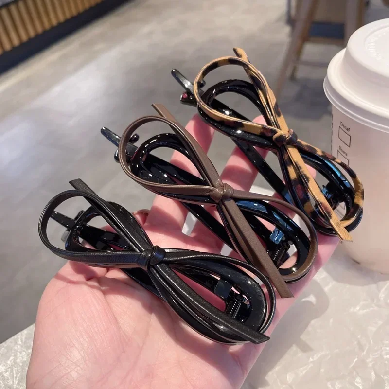레오파드 프린트 트위스트 헤어 클립 여성 아크릴 머리핀 우아한 헤어 그립 빈티지 헤어 액세서리 PU 가죽 한국어 단순 패션