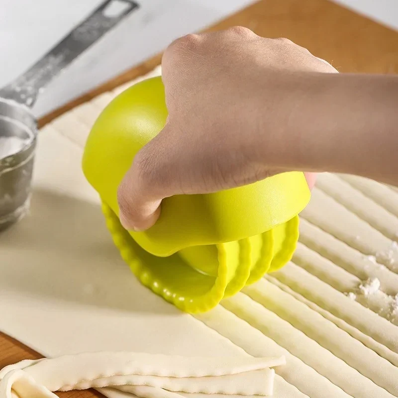 1Pcs Pastry Cutter Manual Dough Cutting Roller Raviolis Breadsticks Biscuit Baking Tools Ergonomic Design Handle Kitchen Gadgets