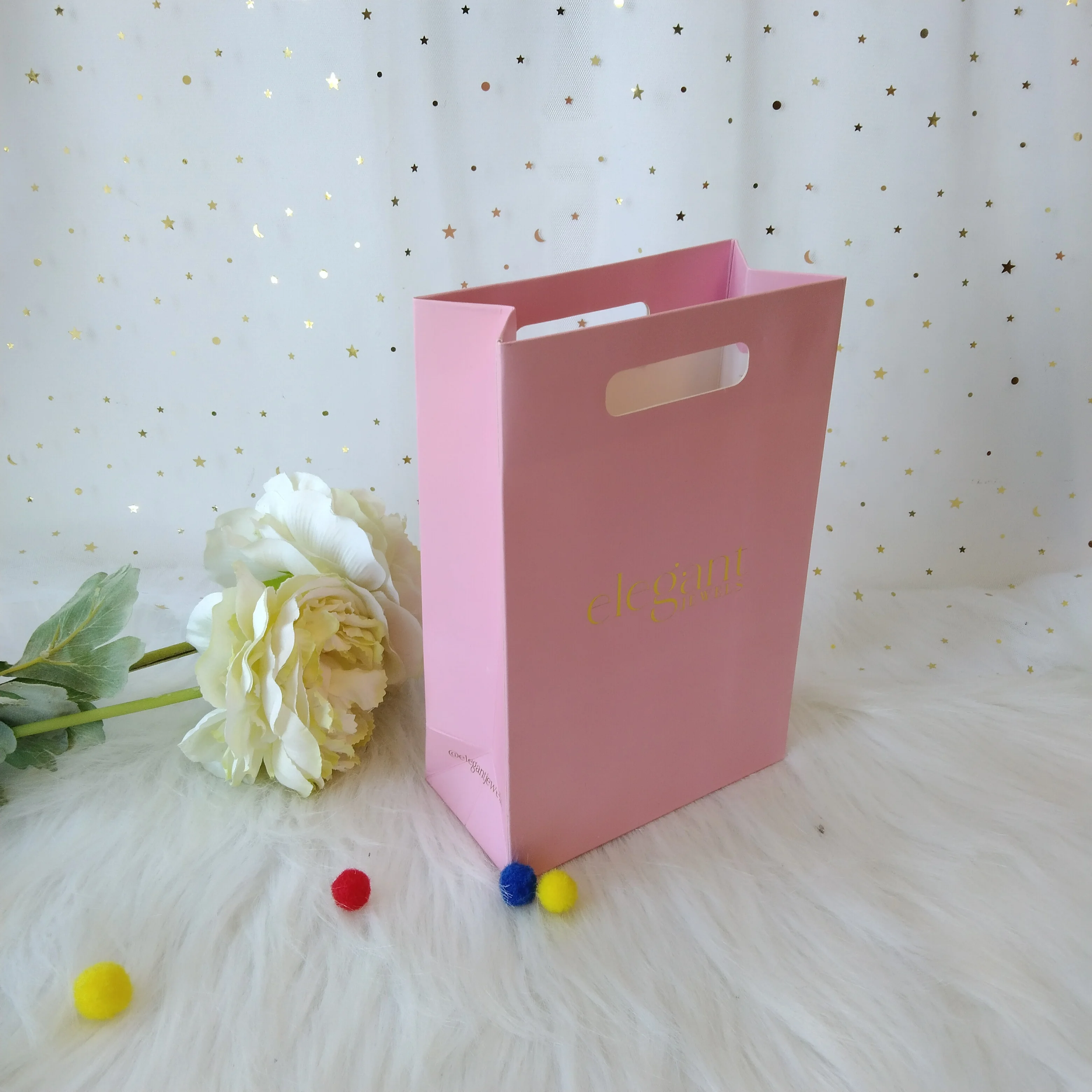 500개/묶음 맞춤형 핫 스탬핑 로고 럭셔리 라미네이트 종이 쇼핑 선물 가방 다이컷 손잡이 포함 보석류 의류 부티크용