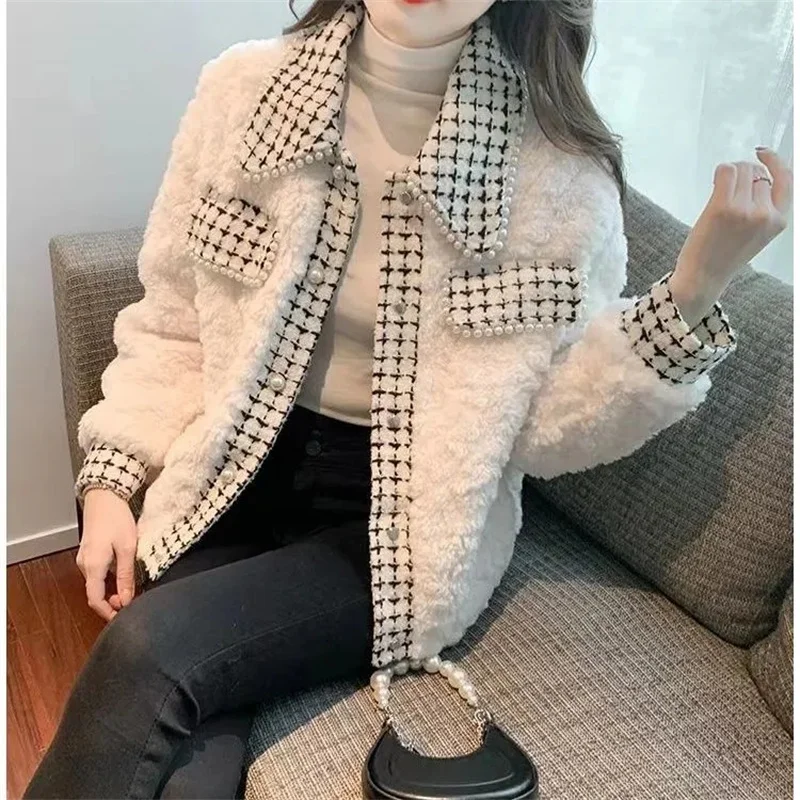 

2023 Autumn And Winter New Versatile Beading Splicing Lmitation Lamb Jacket Hair Thicke Jacket For Women Fur Coat Off-White