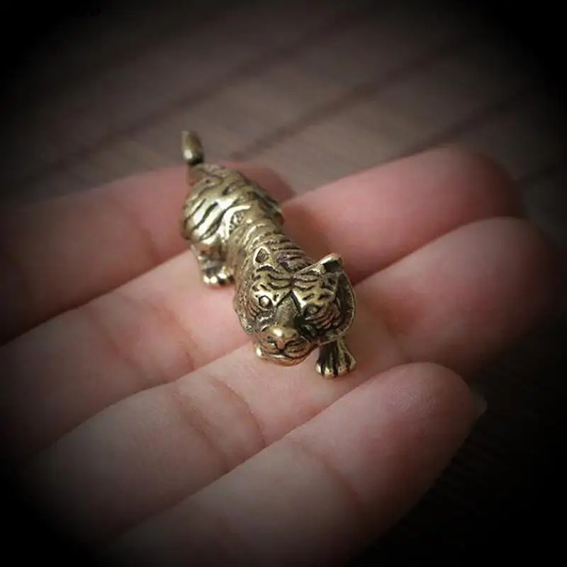 1pc Copper Tiger Small Ornaments Retro Brass Chinese Zodiac Animal Tiger Statue Figurines Keychains Pendants Antique Home Decor