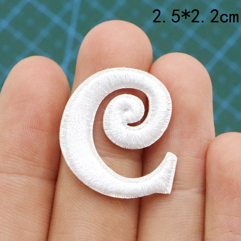 1PC Kleine Weiße Selbstklebende Gestickte Buchstaben Patch DIY Name Patches Eisen Auf Alphabet Applikationen Nähen Jacke Mäntel Abzeichen – Detail 4