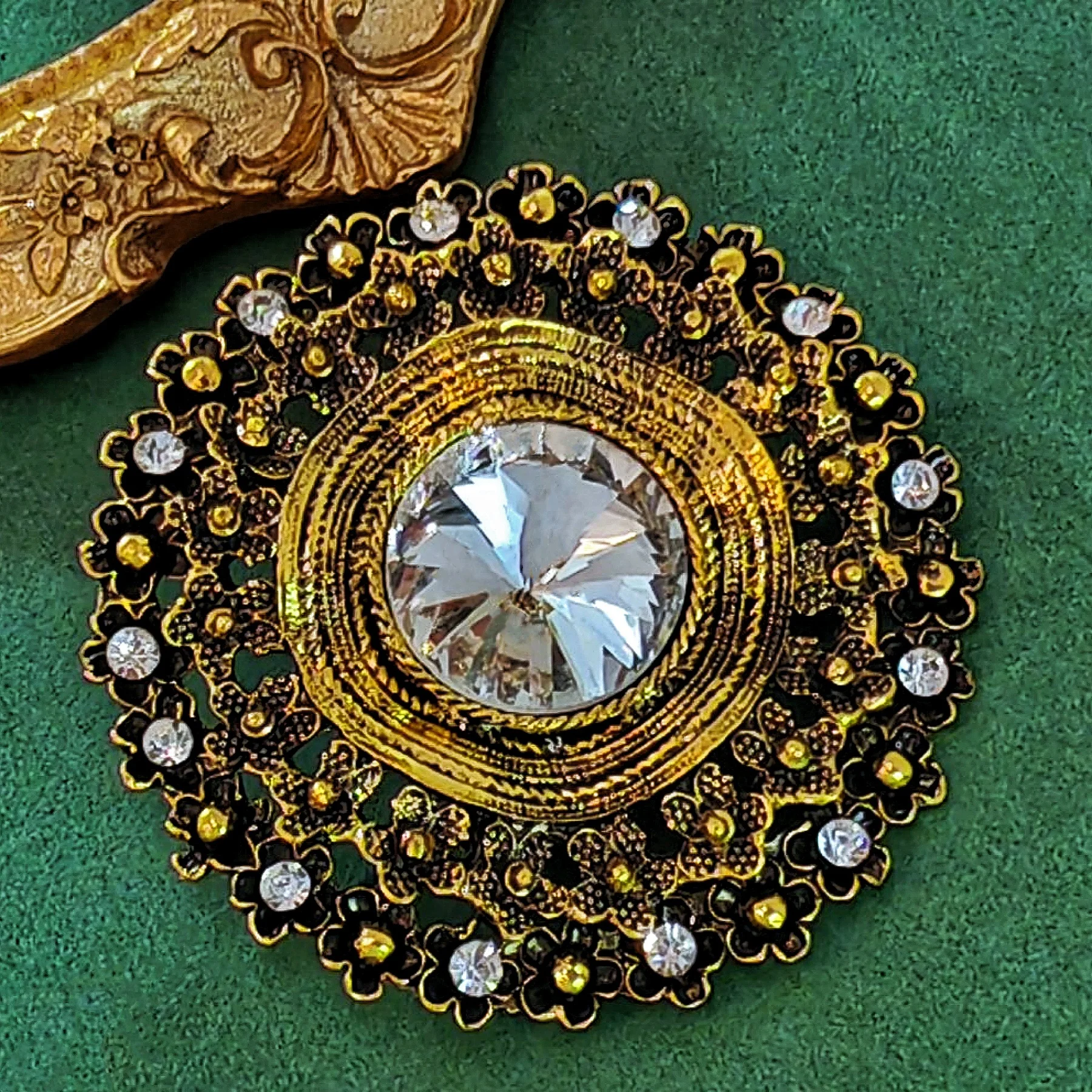 Antique Floral Circlet Round Shaped Clear Rhinestone Brooch Pin for Wedding Accessory