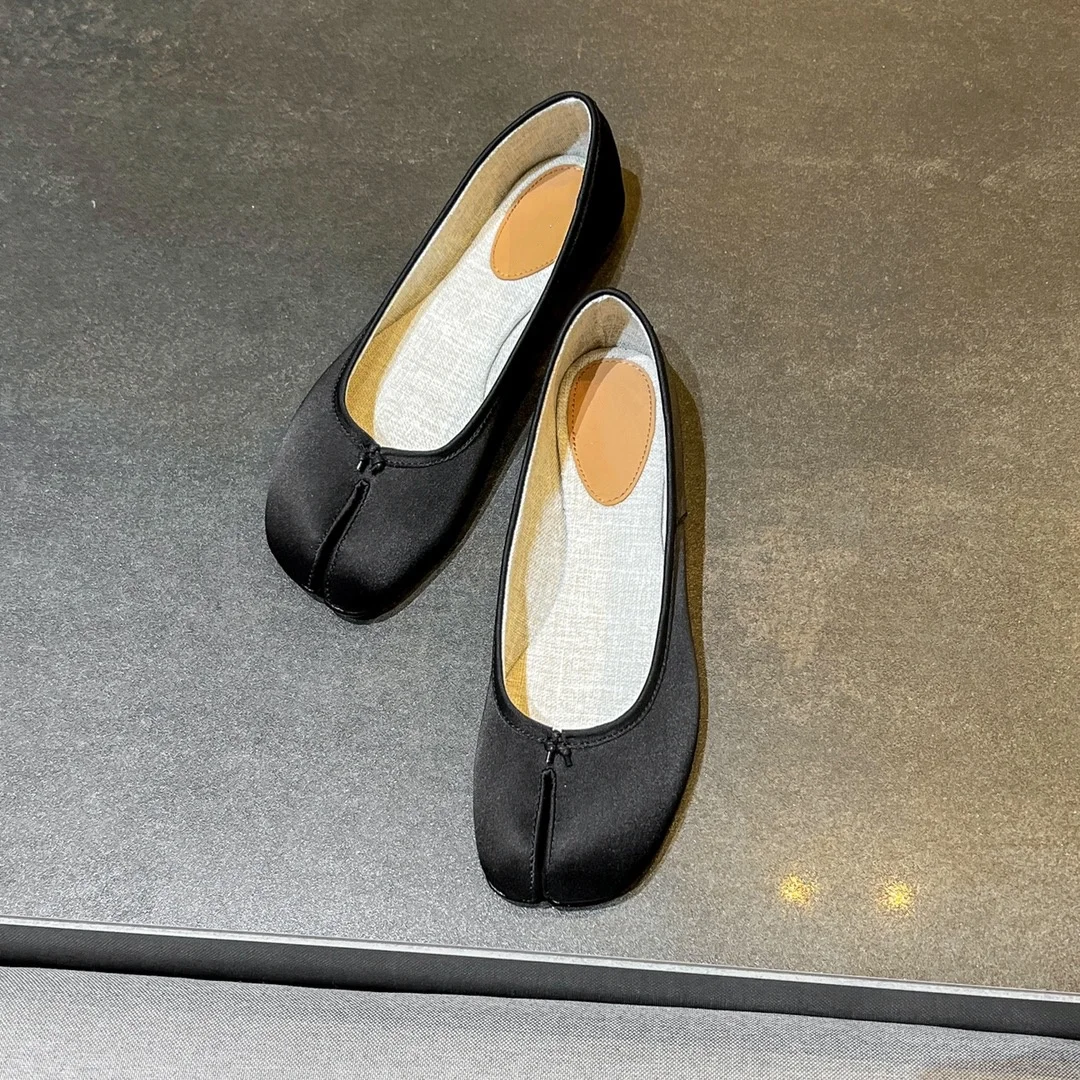 Fashionable and versatile split toe shoes, flat bottomed shallow cut single shoes