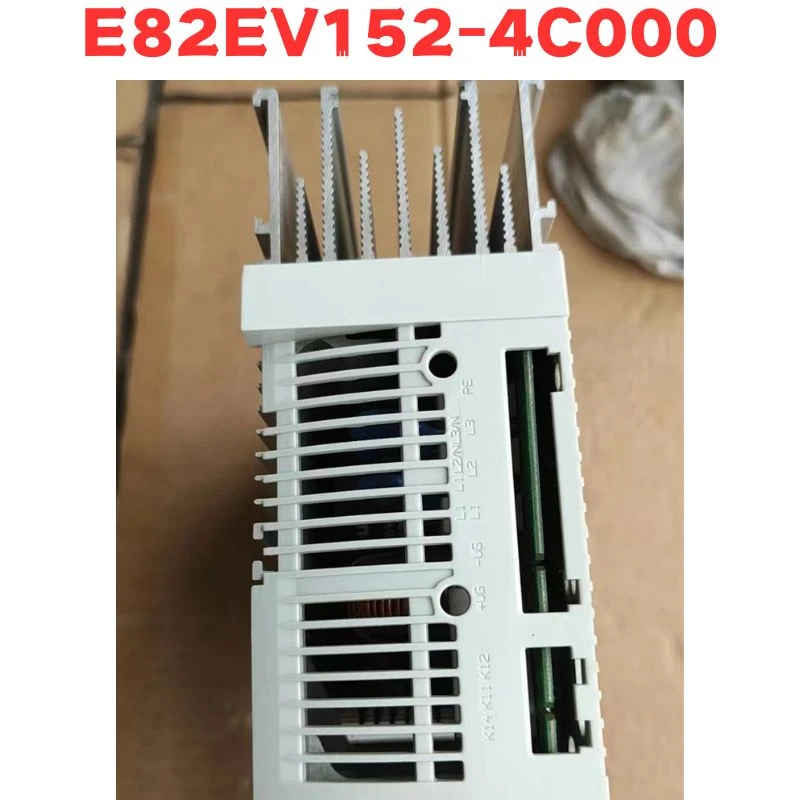 

Б/у инвертор E82EV152 4C000 протестирован