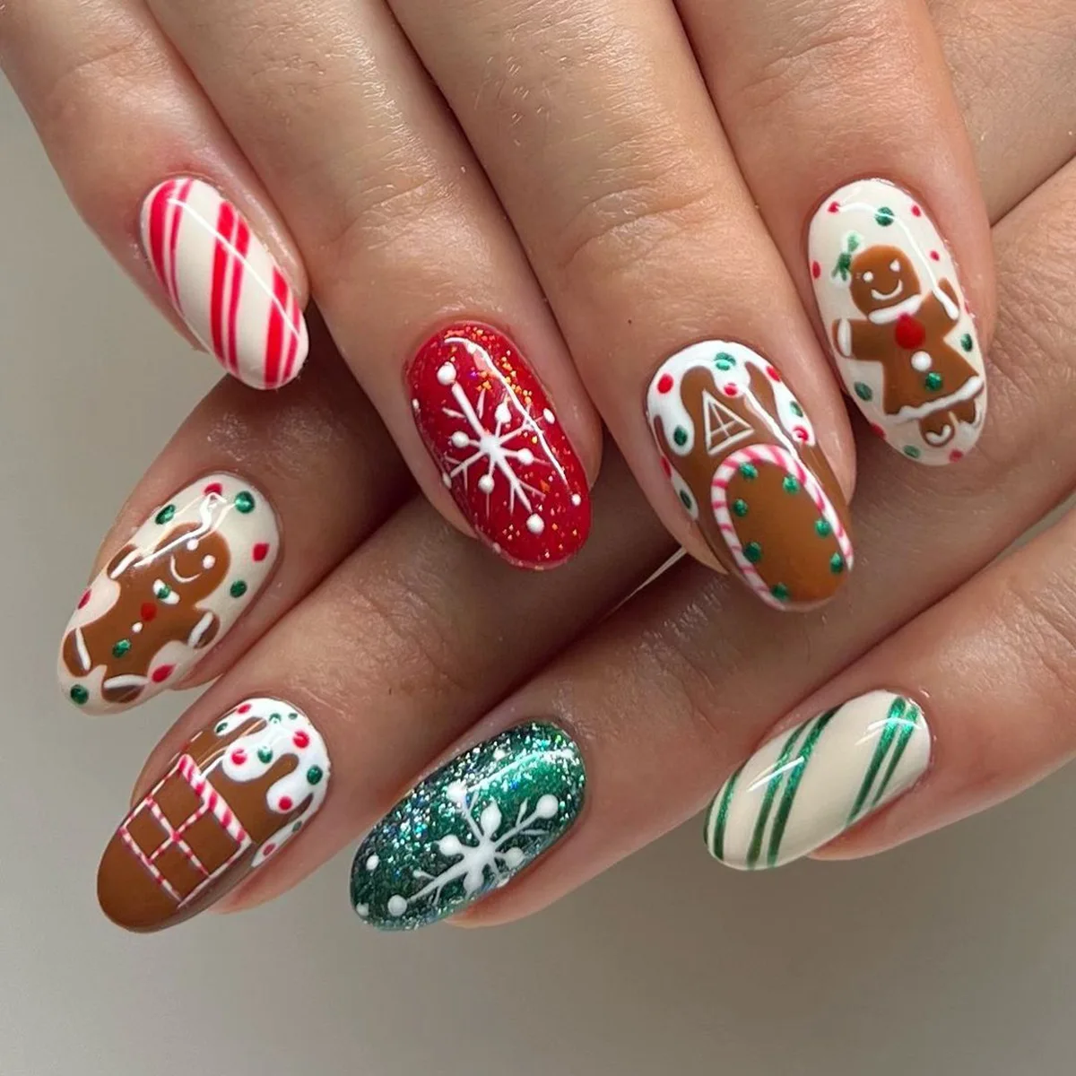 Description Picture 2 of item24Pcs Festive Cartoon Press-On Nails Set Oval Glossy Red&White Fake Nail Tips Christmas Gingerbread,Snowflake&Candy False Nail