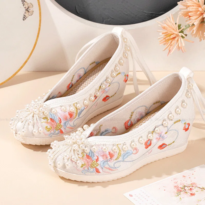 

Women Traditional Chinese Style Hanfu Boot Embroidered Cloth Shoes Fashion Wedding Bride Old Beijing Retro Short Boots Footwear