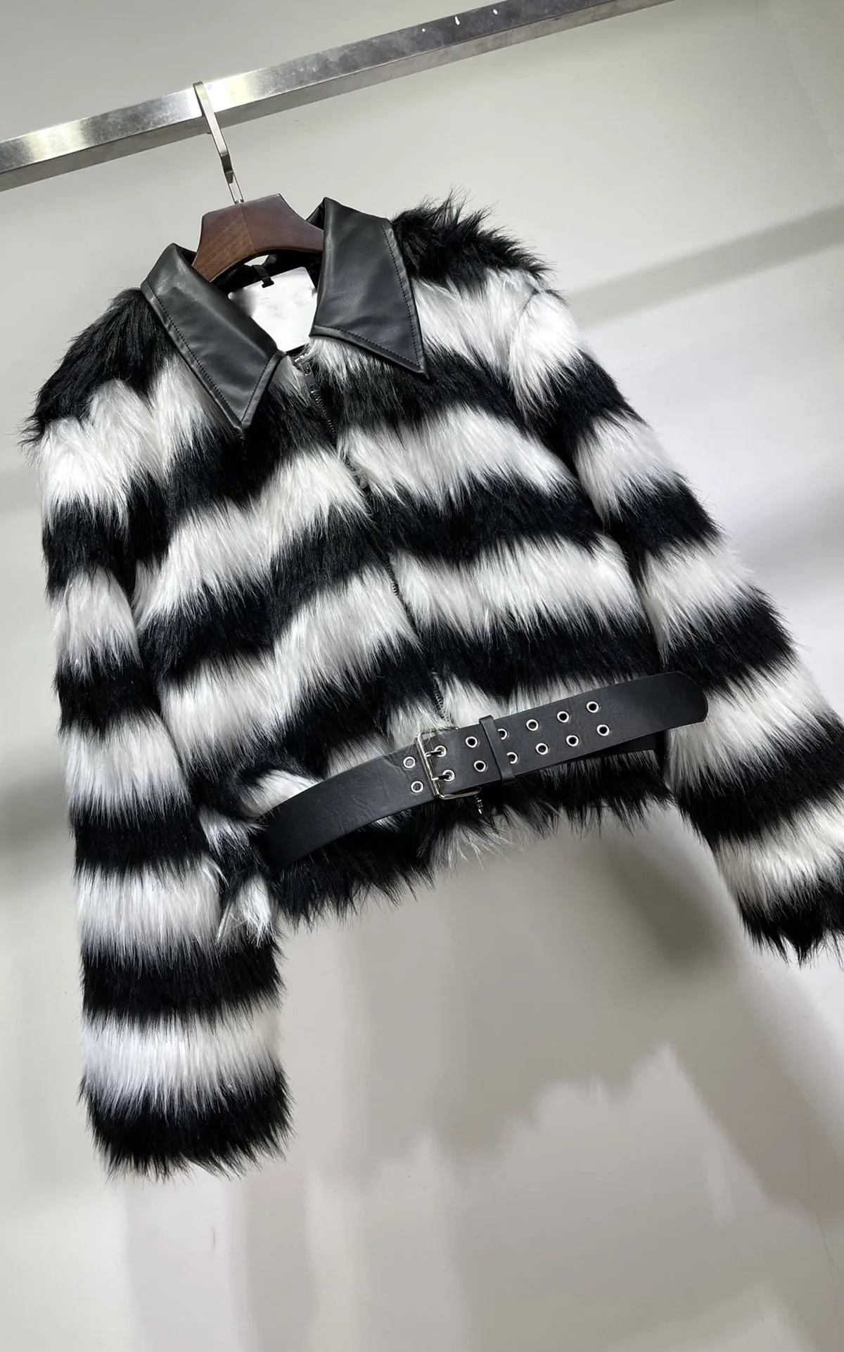 Contrast color raccoon fur short style new coat with classic stripe elements     0116