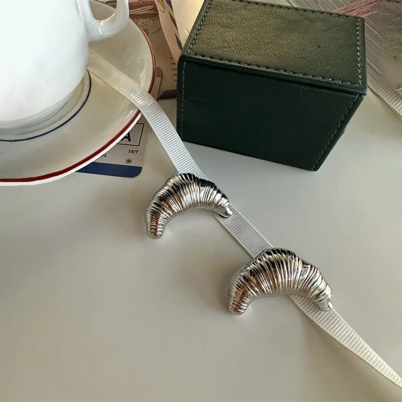 Fashion Croissant Brooches Metal Accessories Gold Silver Plated Light Luxury Korean Style Unisex Jewelry Gifts