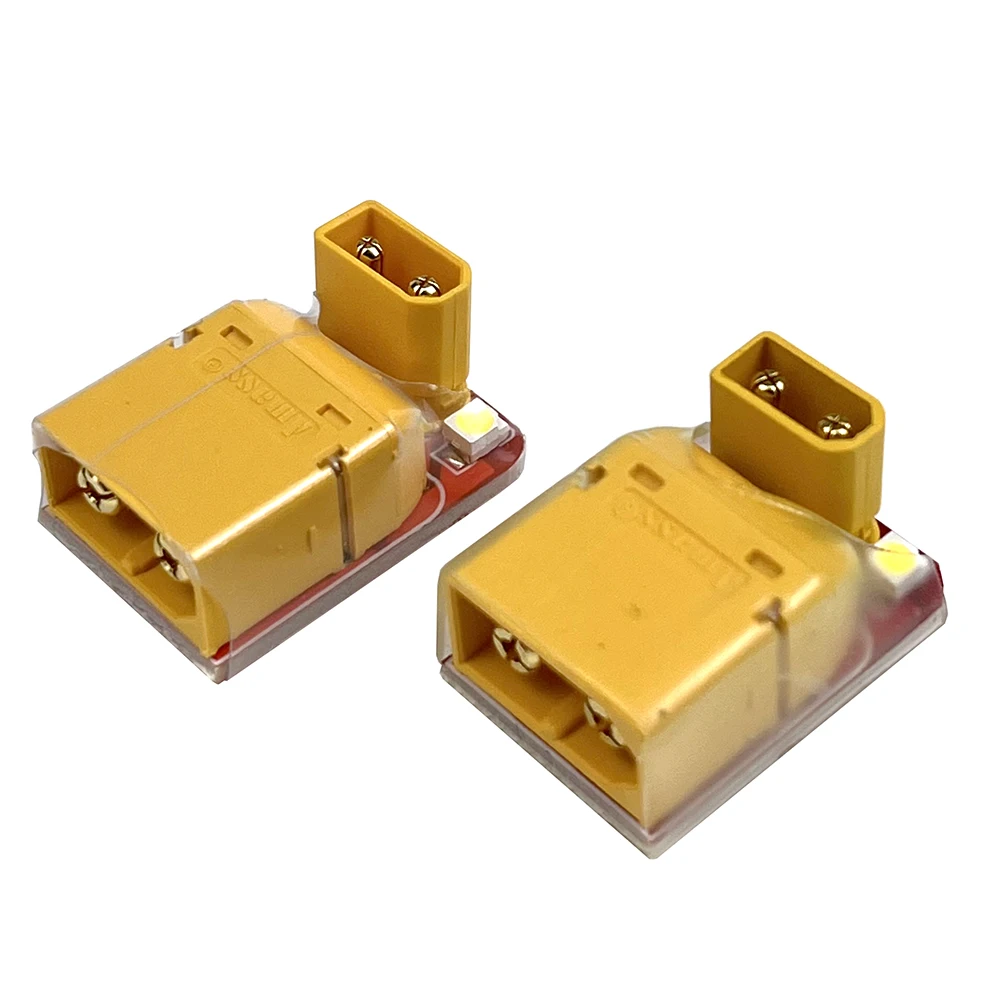 Déchargeur de batterie Lipo 0V connecté à une batterie de drone FPV via un câble XT60.