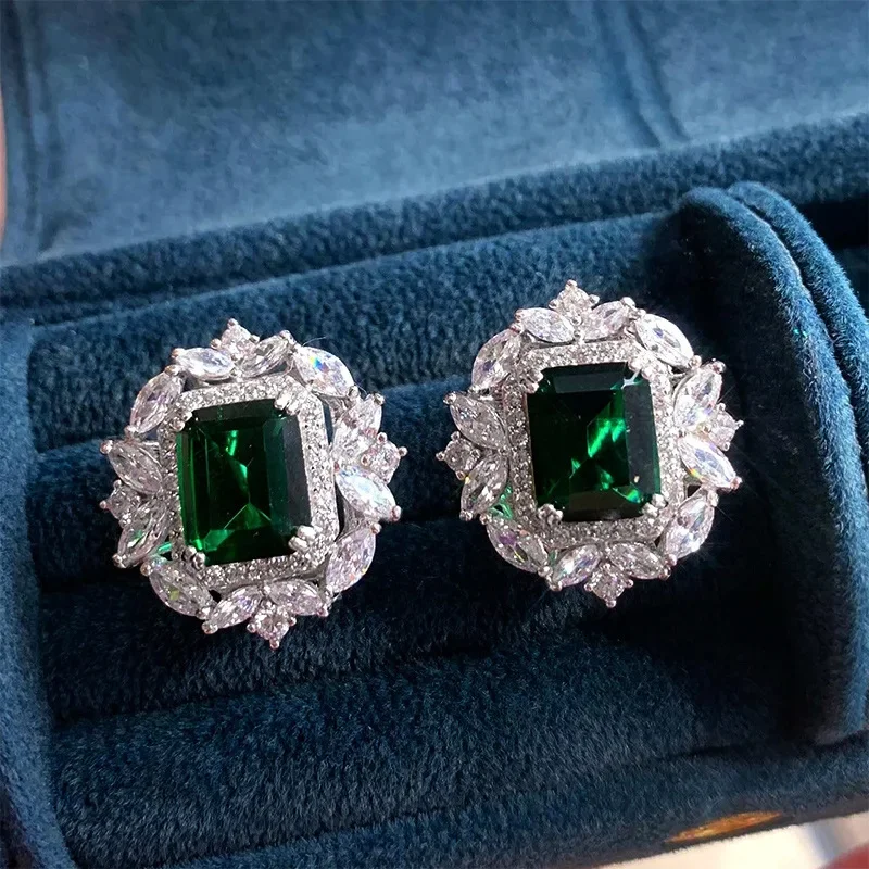 

Серьги-гвоздики из серебра 925 пробы с ярким Цирконом