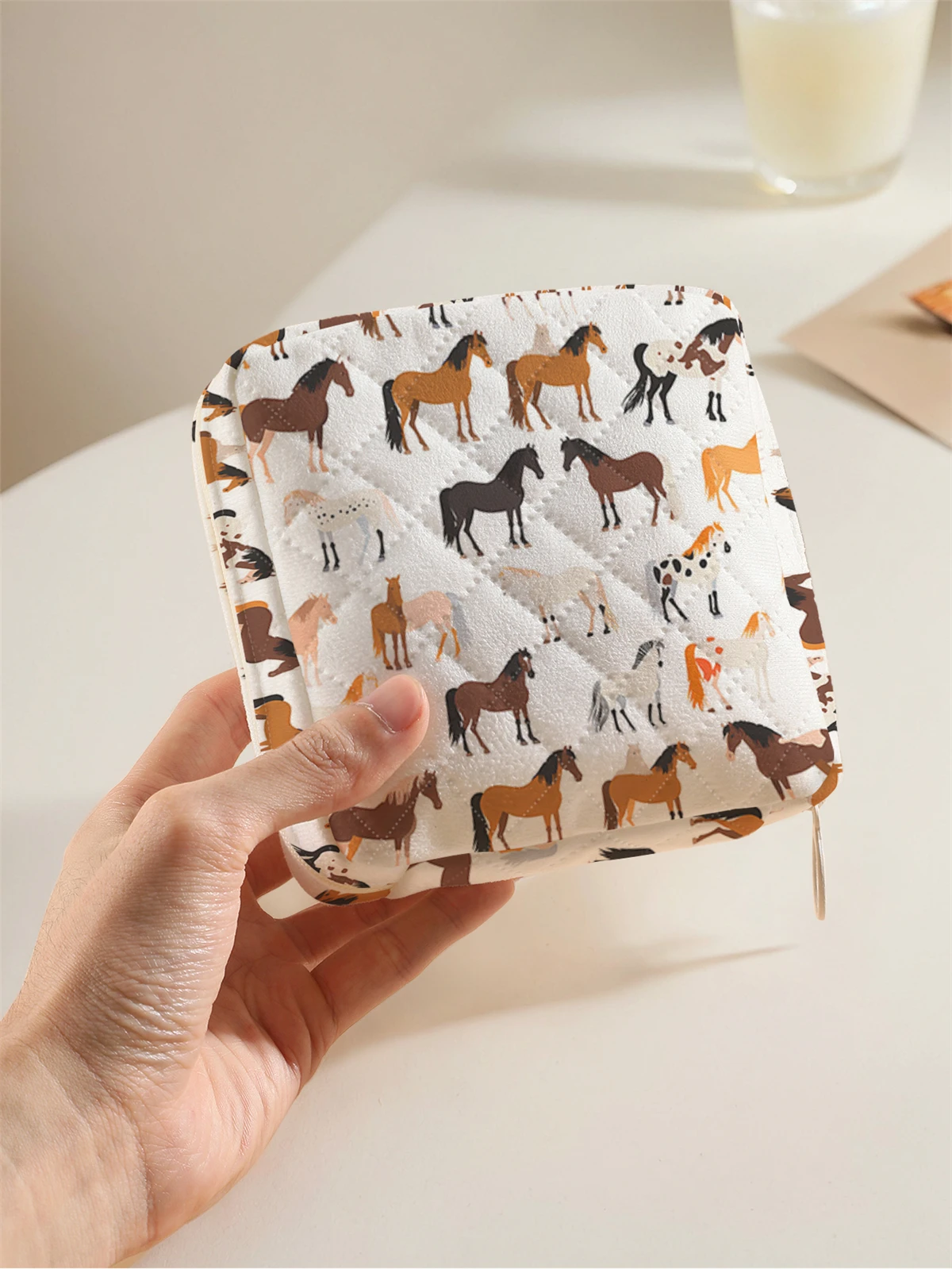 1 portable sanitary napkin storage bag, made of horse pattern and diamond mesh material, lightweight women's tissue bag