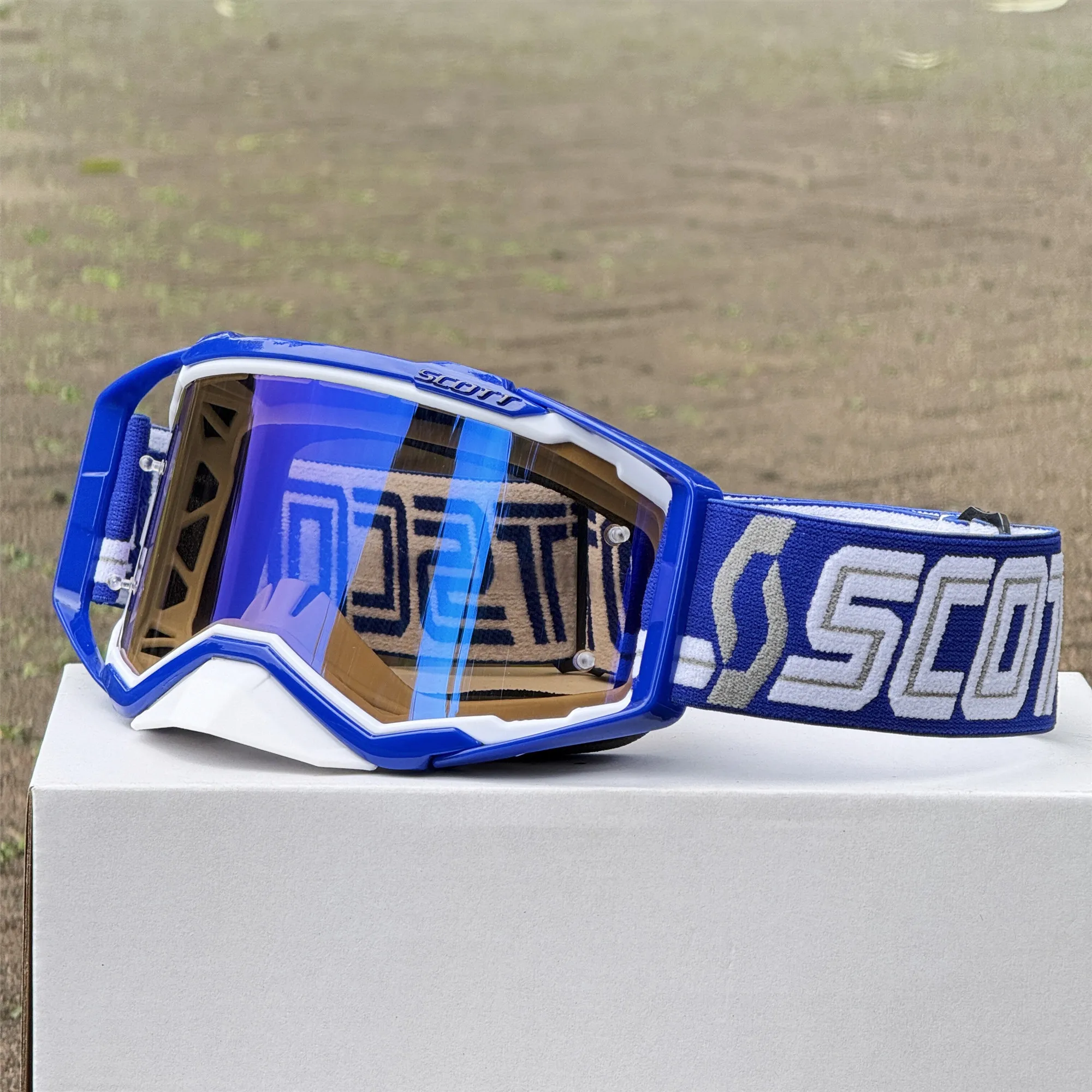 Demi-masque filtrant professionnel avec cartouches, détails des fixations, protection respiratoire fiable.