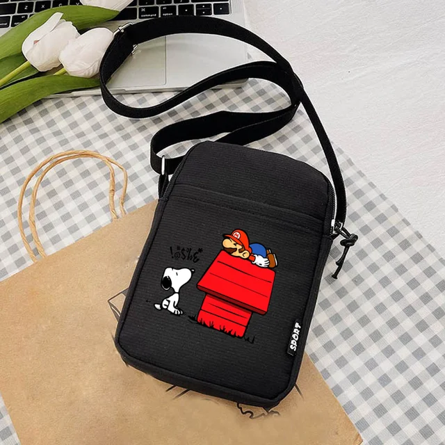 스누피의 귀여움을 담은 세련된 캔버스 가방