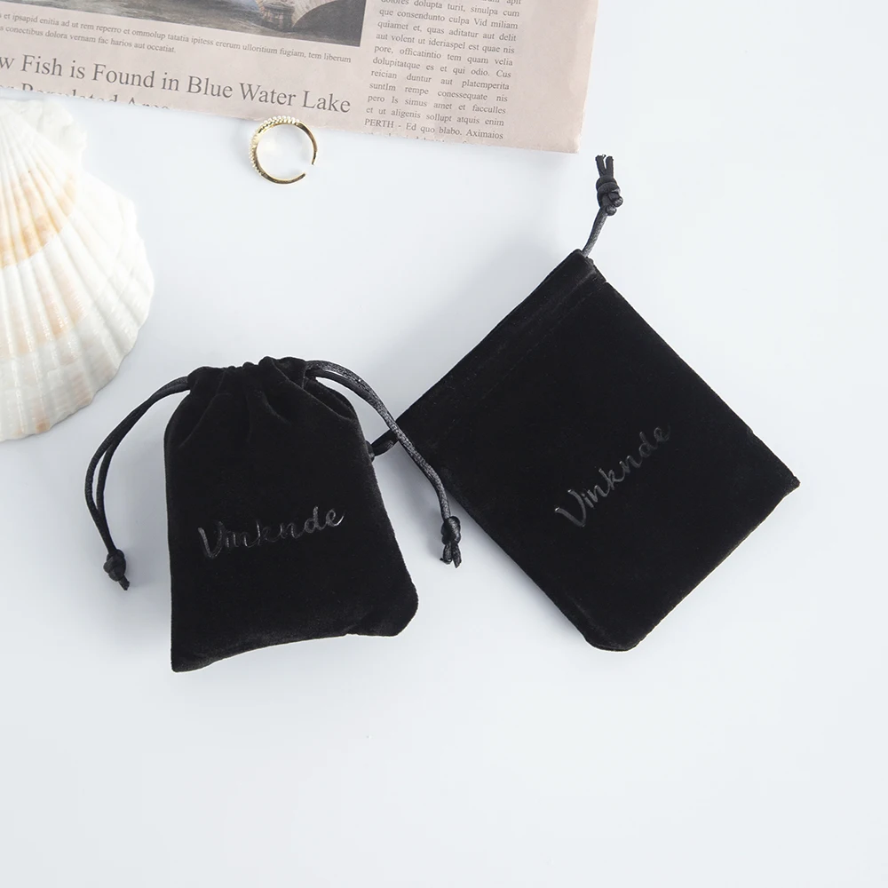 50pcs Velvet Jewelry Earrings Rings Bags Christmas Wedding Candy Bags Party Drawable Gift Packaging Pouches Custom Logo Debossed 4pcs lot 9x9cm small clamshell velvet bags nice bracelet earrings jewelry packaging bags wedding christmas gift bag pouches