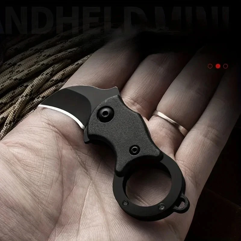 Nötr bir arka plan önünde sergilenen mini anahtarlık cep bıçağı