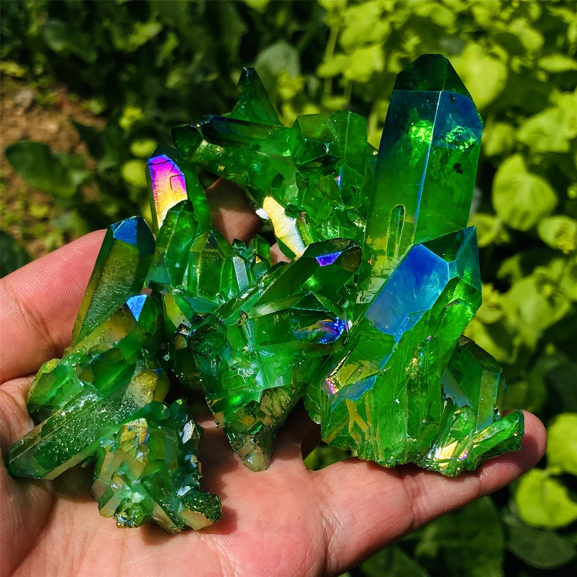Cluster de quartzo de cristal de titânio Halo verde de 1 peça - cores iridescentes vibrantes, adequado para decoração de casa e escritório.