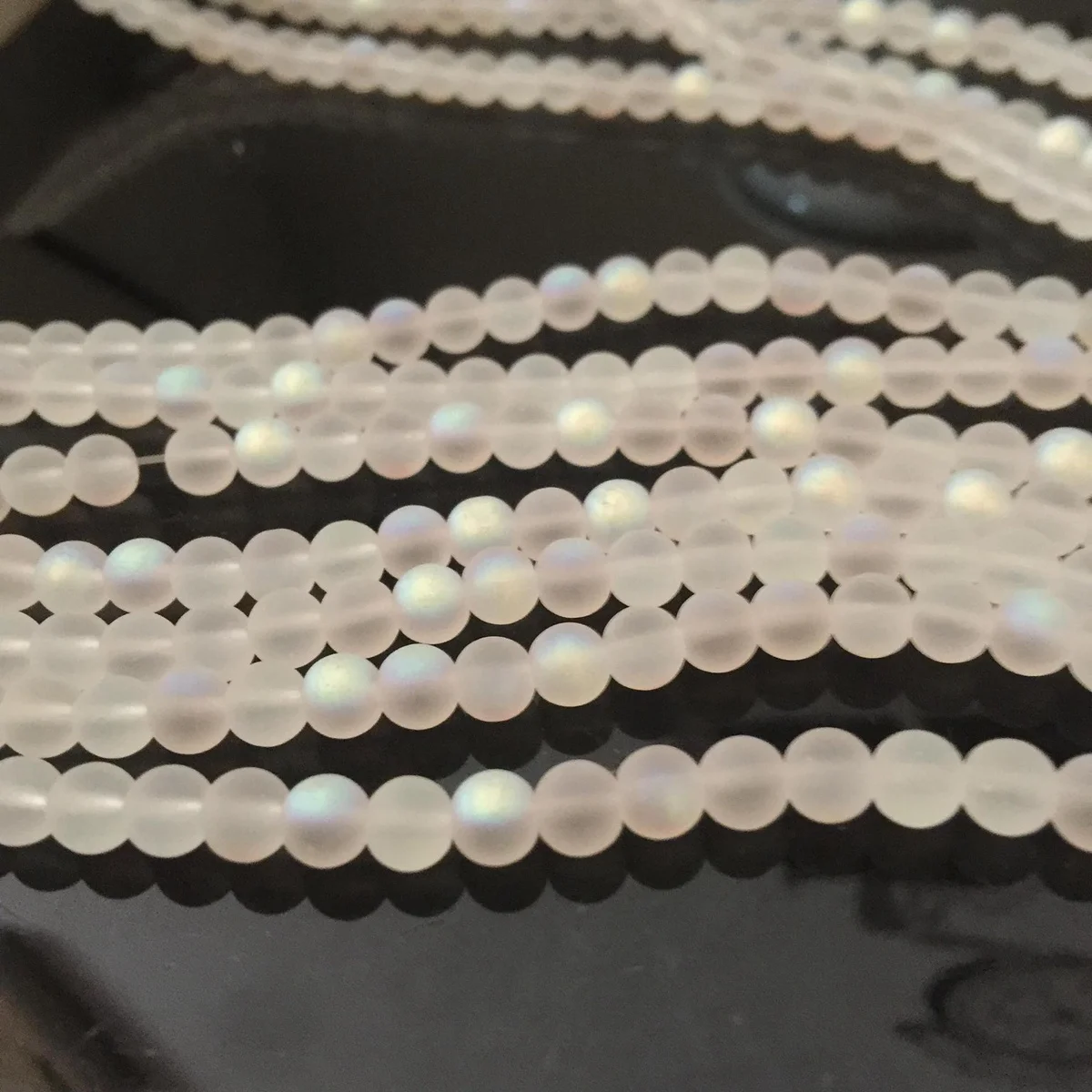 Рисунок 2 - Круглые матовые цветные бусины в виде полумесяца