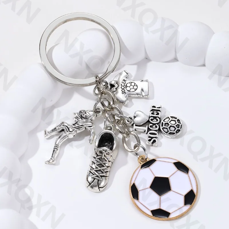72 Pezzi Regalini Fine Festa Compleanno Calcio, Compleanno Tema Calcio Bambini con Portachiavi, Braccialetto, Fischietti, Adesivi C-alcio, Decorazioni per Bam-bini Regali di Compleanni Natale Bambini