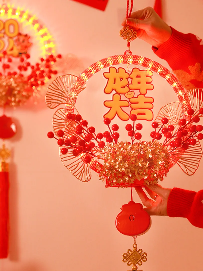 

Decorate the living room with floral wreaths during Spring Festival and New Year auspicious characters and festive occasions