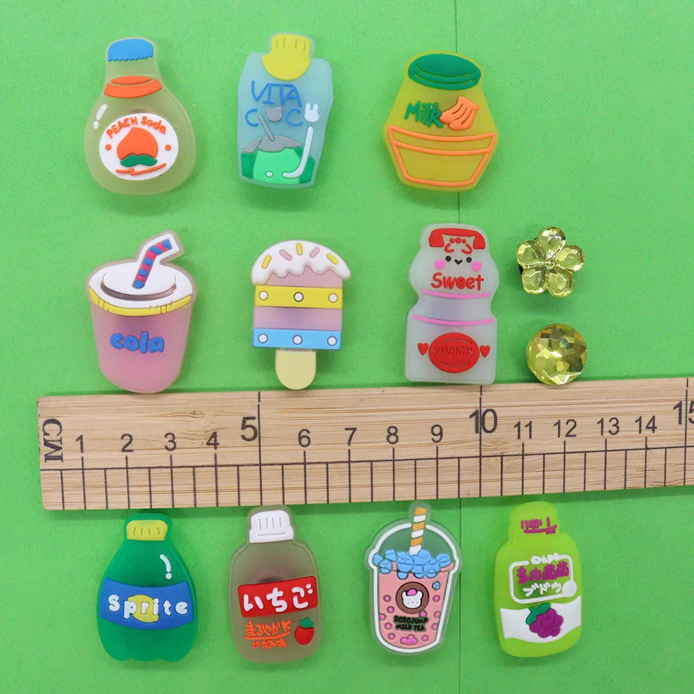 

Mix 50Pcs PVC Peaches Ice Cream Beverage Banana Milk Tea Grape Juice Croc Jibz Fit Wristbands Garden Shoes Button Decorations