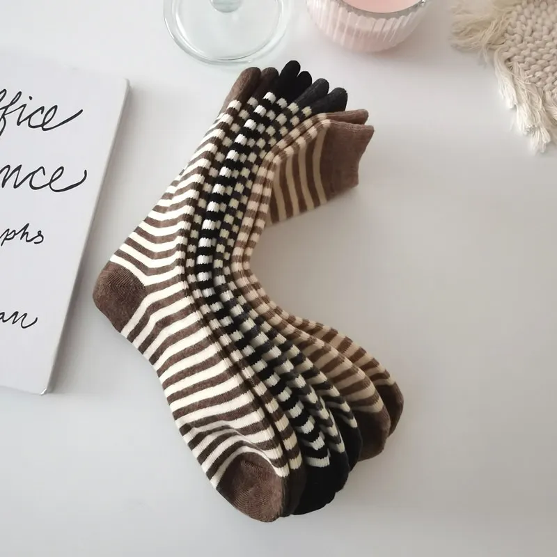 Neue Frauen Streifen Baumwolle Nette Socke Vier Saison Casual Dame Mittleren Rohr Schwarz Weiß Socken Für Frauen – Detail 10