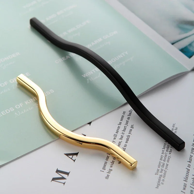 Simple Black and Gold Zinc Alloy Cabinet Door Handle Curved Wine Cabinet Wardrobe Drawer Cabinet Handle Furniture Door