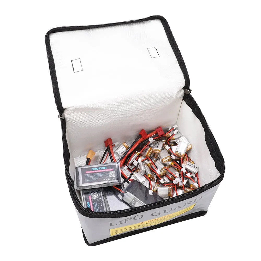 Sac antifeu batterie Lipo pour drone RC avec une batterie insérée, câble de charge visible, sur fond neutre.