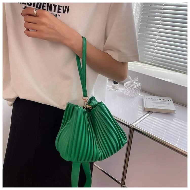 Summer Ladies Beige Handbags Retro Casual Fashion Pleated Bucket Handbag For Women Soft Pu Chain Shoulder Crossbody Bag bolsos