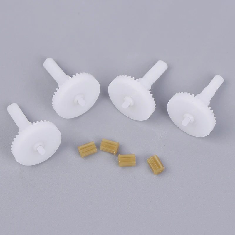 Engrenages de drone RC E525 E88 disposés sur fond blanc, pièces de rechange pour maintenance