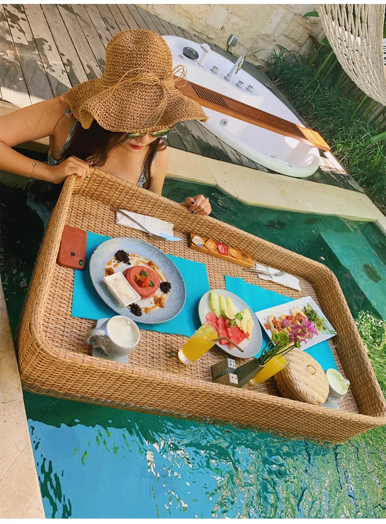 Plateaux Flottants Avec Petit-déjeuner Dans La Piscine. Influenceur Ou  Blogueur Savourant De La Nourriture Exotique Au Spa De Luxe Photo stock -  Image du été, plage: 248443786