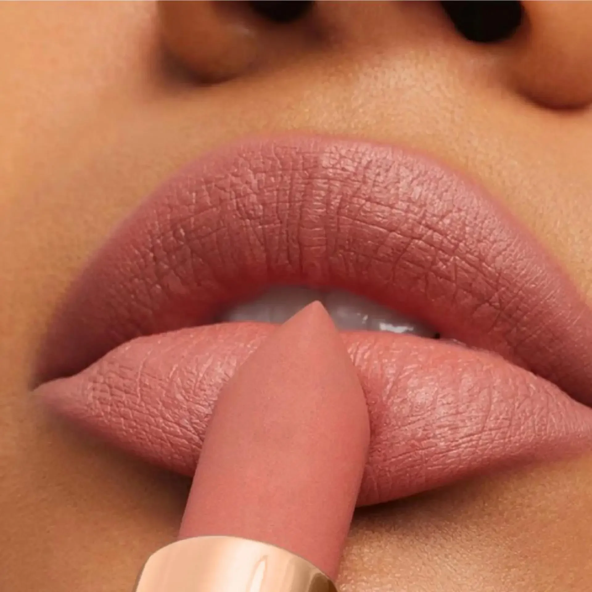 Labial mate aterciopelado color helado, de larga duración, resistente al agua, nutritivo e hidratante, con brillo labial satinado de alta pigmentación y que no se transfiere._voghion.com